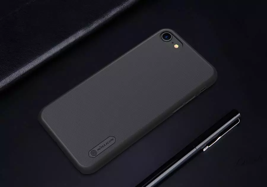 Чехол бампер Nillkin Super Frosted Shield для iPhone SE 2020 Gold (Золотой) 6902048148130