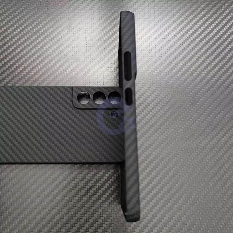 Премиальный чехол бампер для Samsung Galaxy S22 Ultra Anomaly Carbon Plaid (Закрытый модуль камеры) Black (Черный)