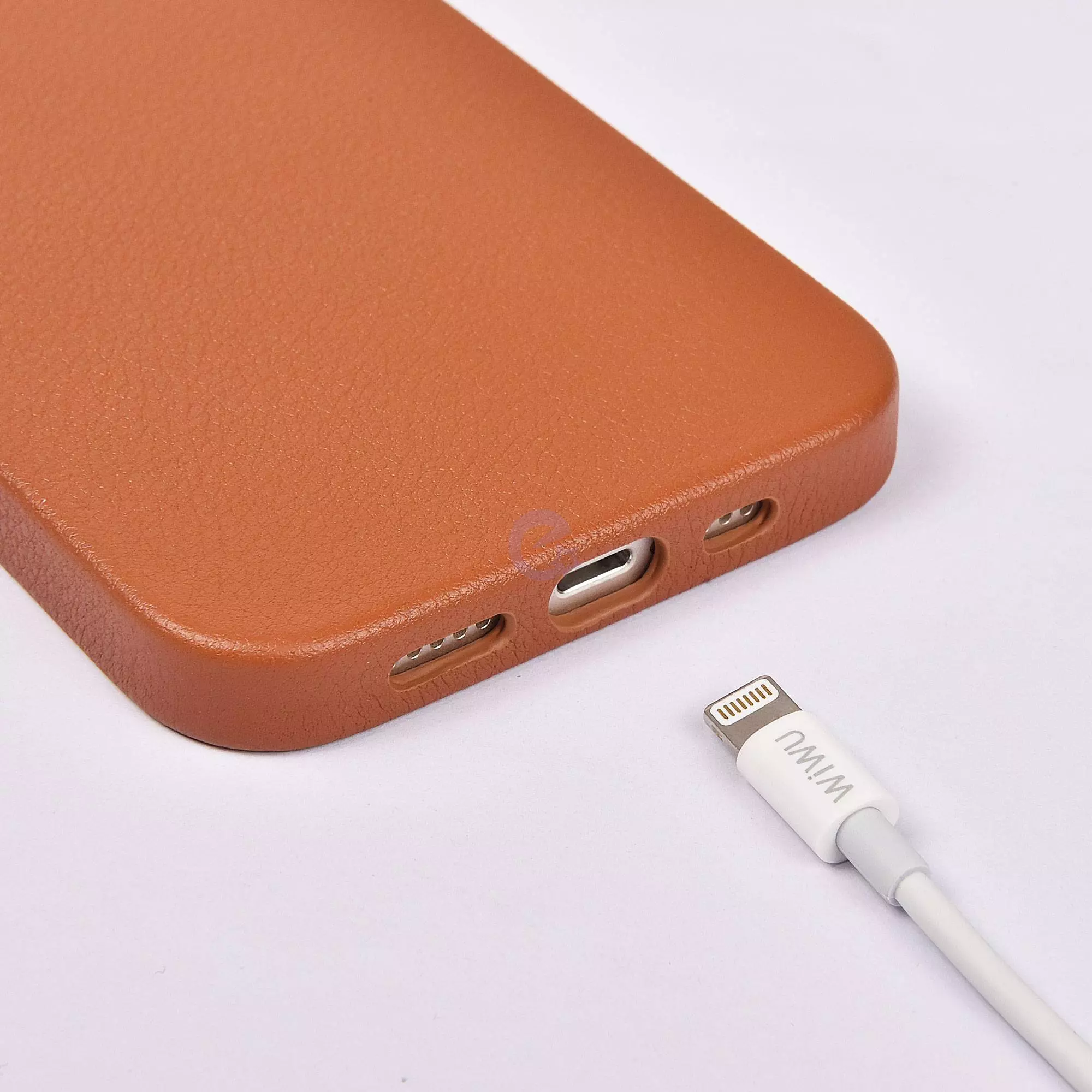 Чехол бампер для iPhone 13 Pro WiWU Calfskin Leather Case Brown (Коричневый)